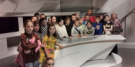 Powiększ grafikę: Wielobarwna grafika w kształcie prostokąta leżącego. Na zdjęciu uczniowie klasy 3F wraz z wychowawczynią p. Grażyną Olesiuk. W tle studio TVP Gdańsk. 