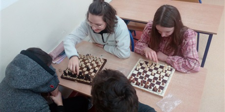 Powiększ grafikę: rozgrzewka-przed-turniejem-szachowym-171891.jpg