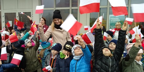 Marsz patriotyczny dzieci z oddziałów przedszkolnych SP 1 oraz Przedszkoli z Dzielnicy Piecki- Migowo