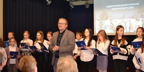 Międzypokoleniowy Koncert Pieśni Patriotycznej - SP1 Seniorom