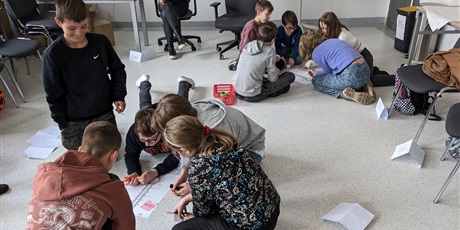 Powiększ grafikę: Barwna fotografia w kształcie prostokąta leżącego, przedstawiająca grupę uczniów z klasy 6D, uczestniczących w warsztatach „Świat emocji” zorganizowanych przez Gdański Ośrodek Promocji Zdrowia i Profilaktyki Uzależnień.