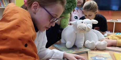 Światowy Dzień Pluszowego Misia w bibliotece szkolnej 