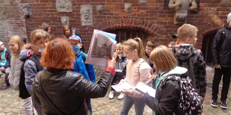 Uczniowie klasy IVA poznawali historię swojego miasta