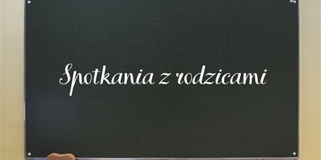 Powiększ grafikę: Barwna grafika w kształcie prostokąta leżącego przedstawiająca czarną tablicę szkolną wiszącą na ścianie. Na tablicy napis biała czcionką pismem odręcznym: "Spotkania z rodzicami".