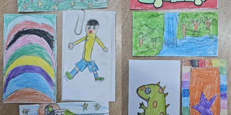 Powiększ grafikę: Barwna fotografia w kształcie prostokąta leżącego przedstawiająca 8 rysunków dzieci - projektów znaczków odblaskowych.